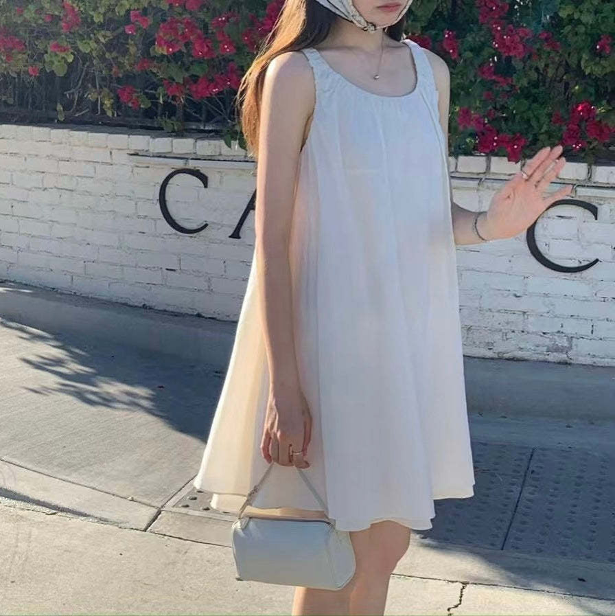 Sleeveless pleated suspender midi dress in Mori style, shown in soft cotton fabric with a flowing skirt and wide waist, available in beige and black for casual everyday wear