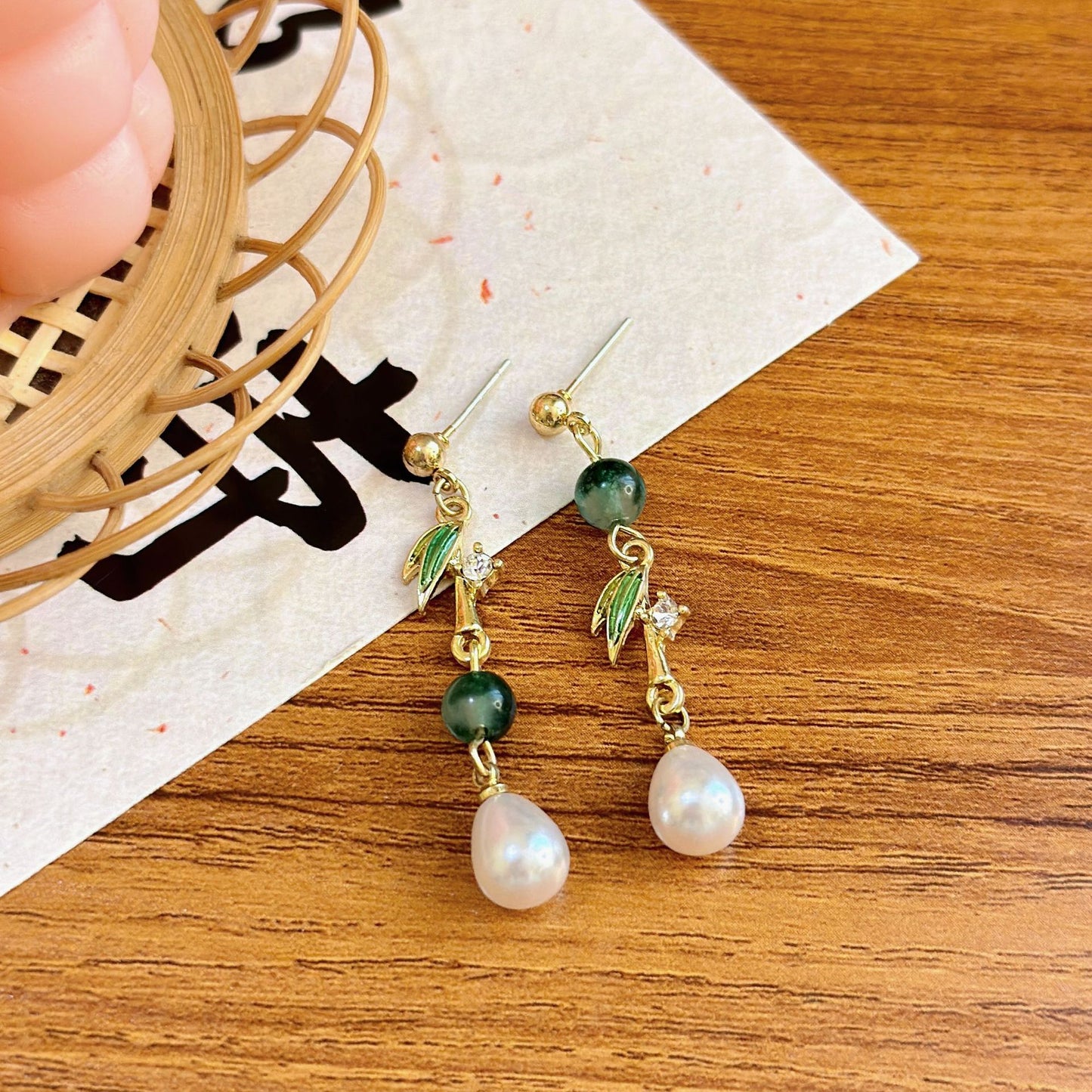 Bamboo leaf pearl drop earrings in vintage Chinese style, featuring retro alloy detailing and elegant dangling pearls.
